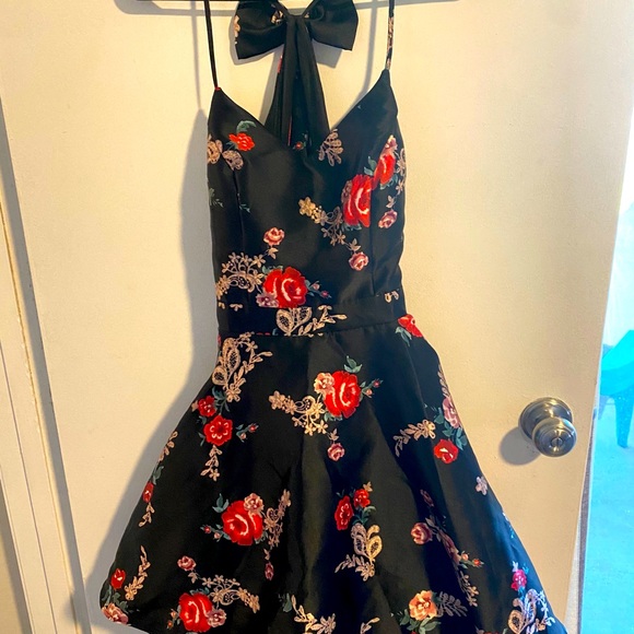 SUPER CUTE Rose Print Dress and Bow - Picture 1 of 3